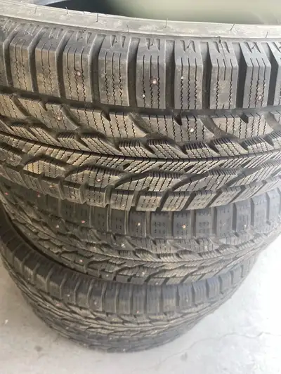 4 pneus presque neuf bon pour minimum 3 ans 514-570-2371