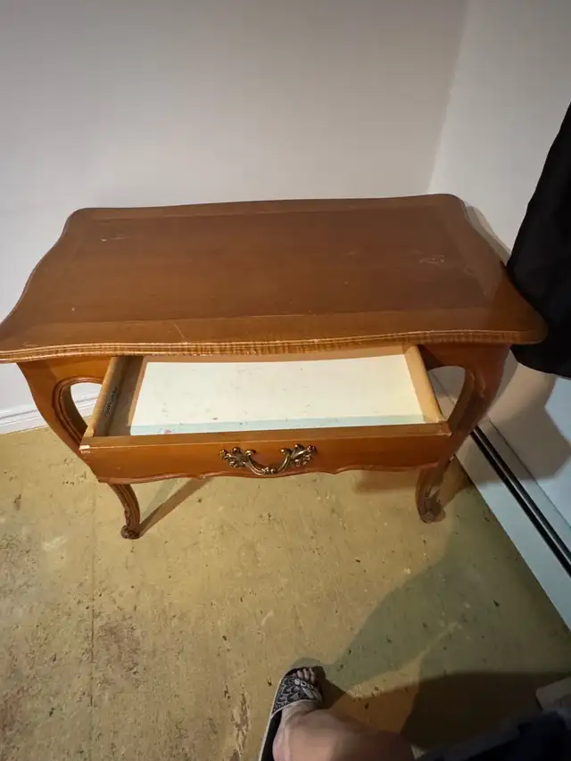 Antique table in Other Tables in Ottawa - Image 3