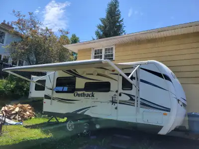 Fiberglass, All Aluminum Welded Construction, Double Axel, EZ too tow, brilliant layout perfect for...
