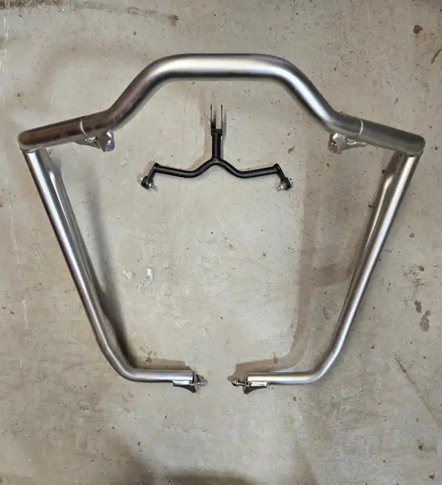 Africa twin 2023 crash bar Honda oem in Motorcycle Parts & Accessories in Laval / North Shore - Image 4