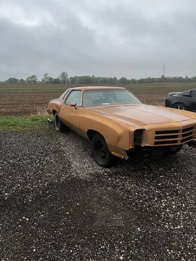 1977 Monte Carlo. It runs. Parts and accessories included.