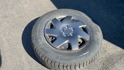 4 pneus montés sur des roues en acier Inclus 4 enjoliveurs de roues Pirelli Ice Zero Très bon état P...