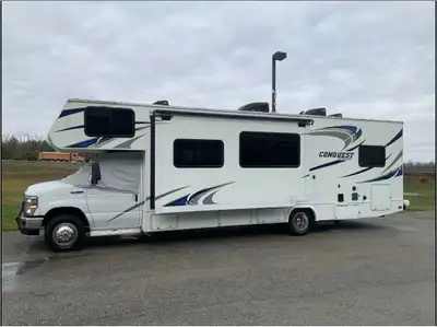 This like-new, 32 foot, 2017 Gulf Stream Conquest 6320 with only 41,000 km mileage, is a spacious, f...