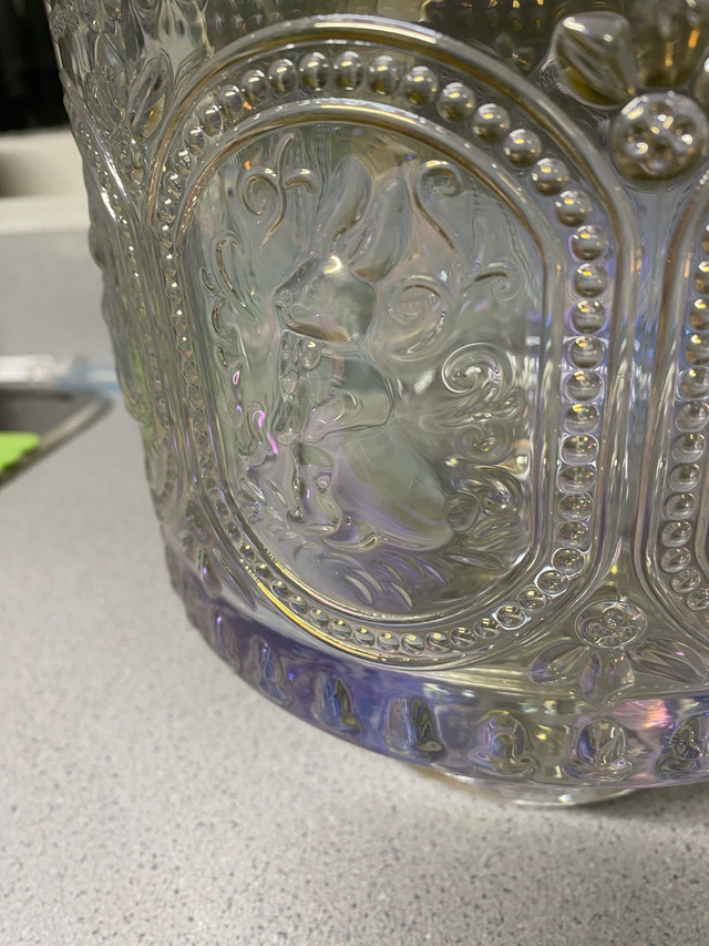 Beautiful iridescent bunny footed trifle bowl in Home Décor & Accents in Saskatoon - Image 2