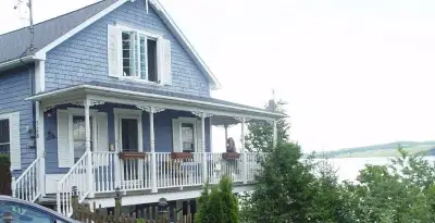 Maison/Gîte à vendre à Piopolis, sur le bord du Lac Mégantic, la maison sert actuellement de gîte ac...