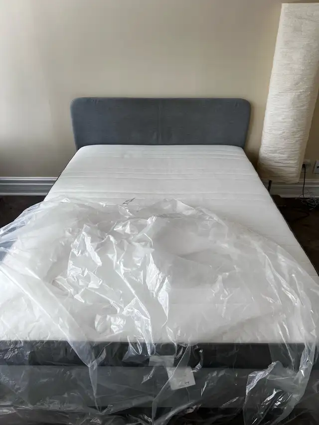 Lit double + matelas IKEA A VENDRE in Beds & Mattresses in City of Montréal - Image 3