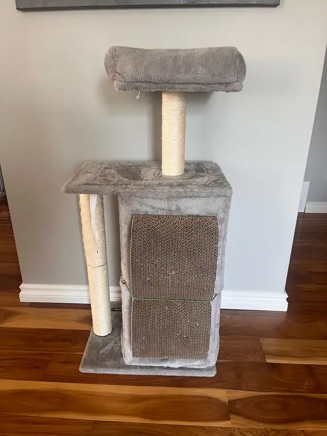 Cat Post - like new 520323472326010881