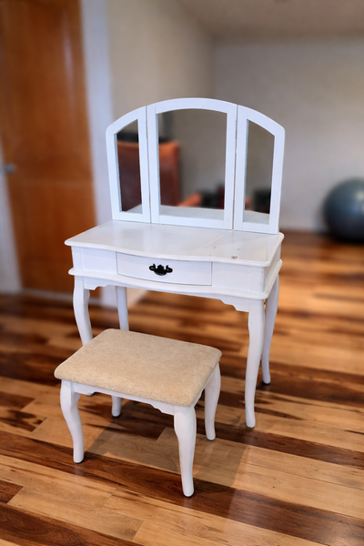 Bureau de maquillage  / Vanity with Mirror and Stool, View more