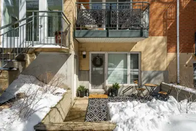 Situé à quelques pas du Stade olympique et du parc Maisonneuve, ce condo de deux chambres offre un m...
