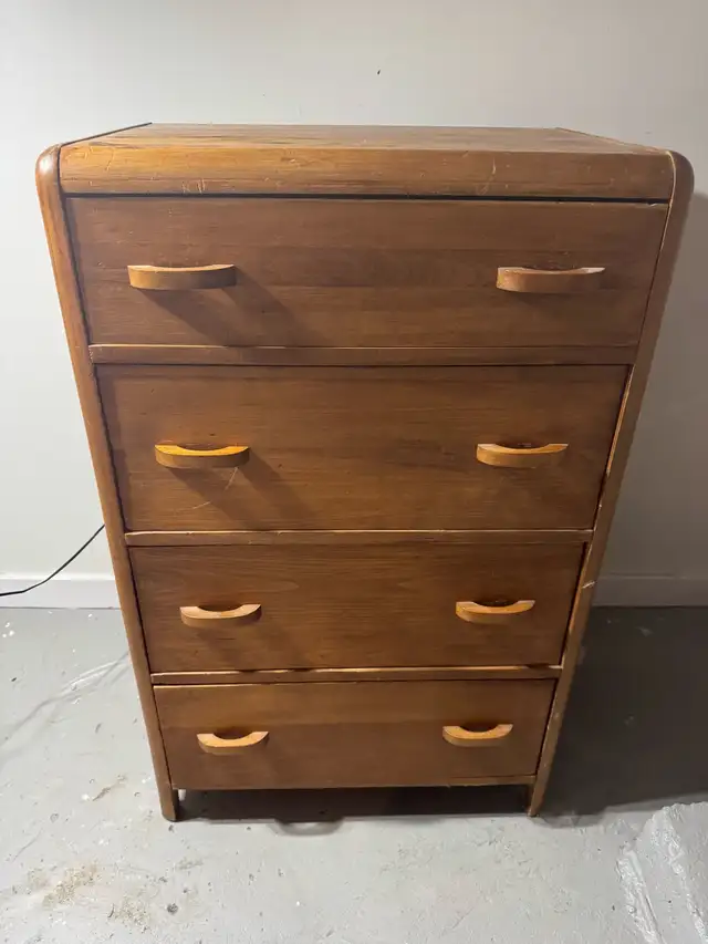 Bureau 4 tiroirs in Desks in Longueuil / South Shore - Image 2