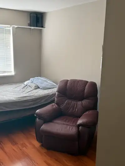 Deposit $400/half year. Walking distance Starbucks, Save on Food and The Town Butchers. Wifi, Cable...