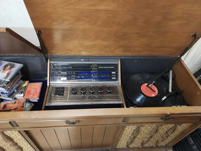 Philips Stereo Console in Stereo Systems & Home Theatre in Hamilton - Image 3