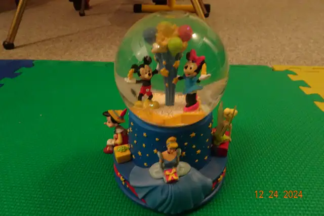 Disney Snowglobe ( slight damage)62863266884994127