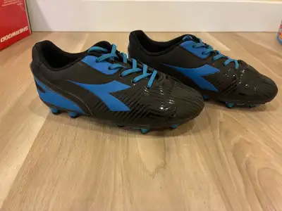 Kids soccer cleats size 1, View more