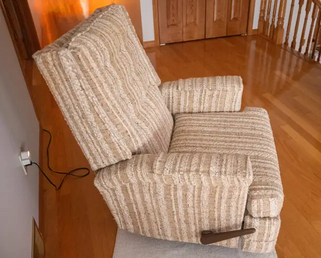 Kroehler Rocker Recliner in Chairs & Recliners in Stratford - Image 3