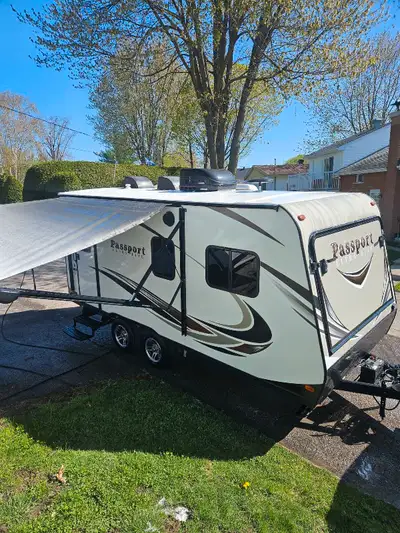 ROULOTTE HYBRIDE A VENDRE Modèle: Passport 171 EXP 2018 Caractéristiques principales: Modifications/...