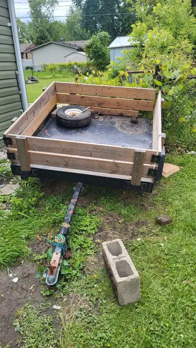 Selling my old utility trailer, perfect to be pulled by a small car Redid it a few years ago, lights...
