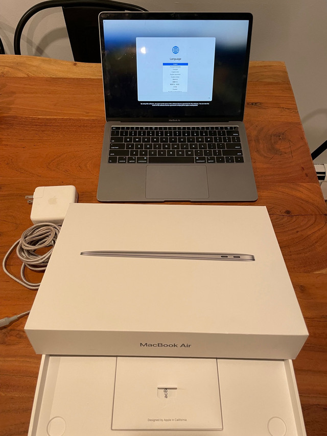 Macbook Air 2019 in Laptops in Charlottetown - Image 2