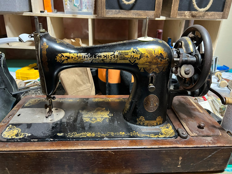 Vintage singer manual sewing machine in wood case for sale  
