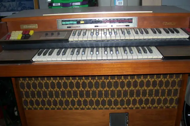 THOMAS ELECTRONIC ORGAN DOUBLE KEYBOARD in Pianos & Keyboards in Grand Bend - Image 3
