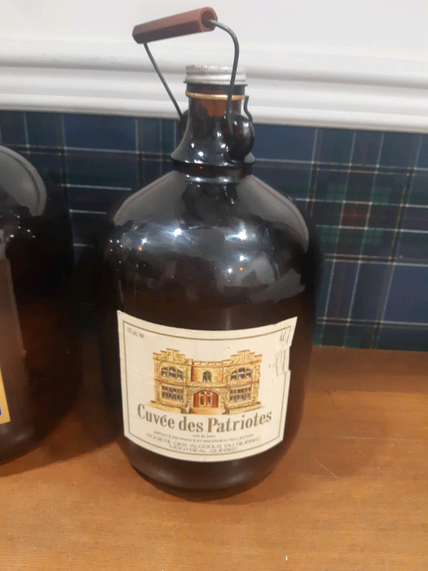 Cruche en vitre vintage 160oz vin patriotes porto canadien  dans Art et objets de collection  à Granby - Image 2