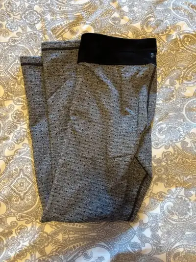Under armour cold gear leggings size L. Used but only worn once. In like new condition. Grey and bla...