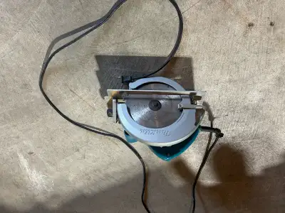 210 mm circular saw barely used Makita 8 1/4 $100 or best offer