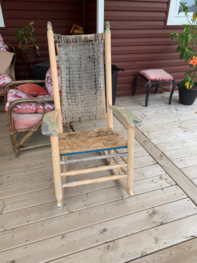 Old porch rocking chair in Chairs & Recliners in Trenton - Image 2