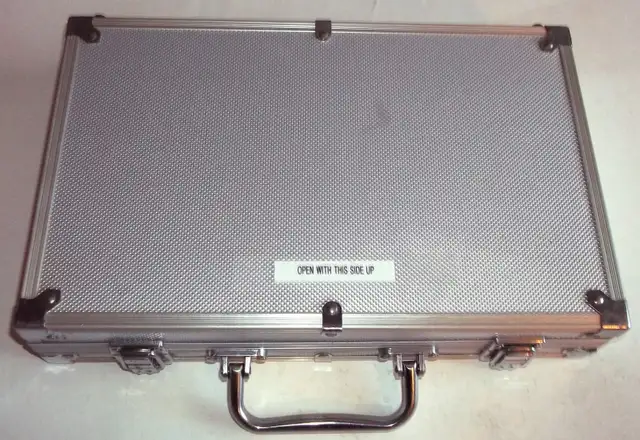 200 Chips Poker Set:  Case, 2  Card Decks,5 Dice. Dealer Button in Toys & Games in Brantford - Image 7