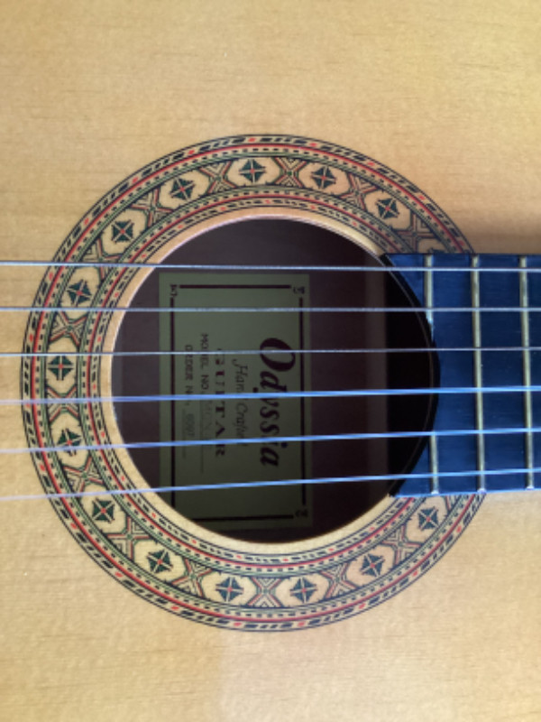 Guitare classique avec étui dans Guitares  à Shawinigan - Image 3