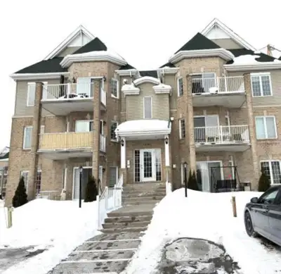 Bright and spacious 3rd-floor one-bedroom condo located on a quiet crescent in the heart of Chomedey...