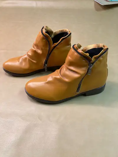 Girls Shoe/ Boots  Size 8, View more