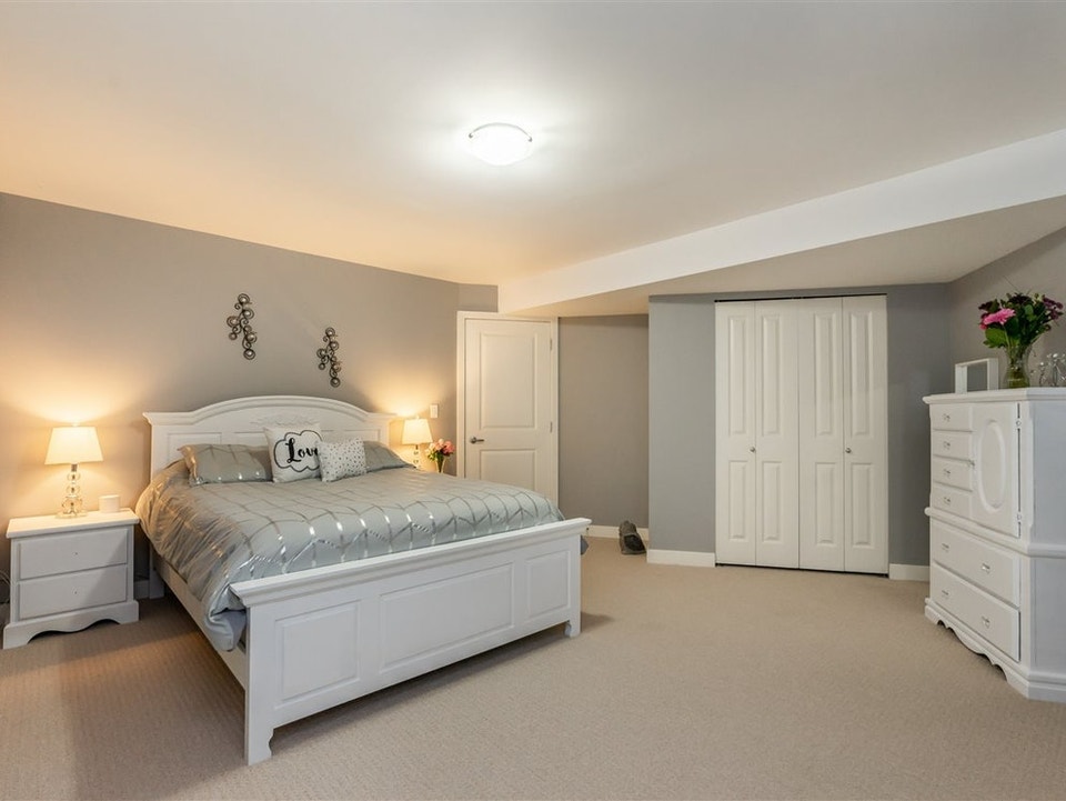 Spacious 1 Bed / 1 Bath Basement Suite 5