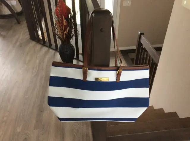 Bourse Bueno et boutique beauté in Women's - Bags & Wallets in St-Georges-de-Beauce - Image 3