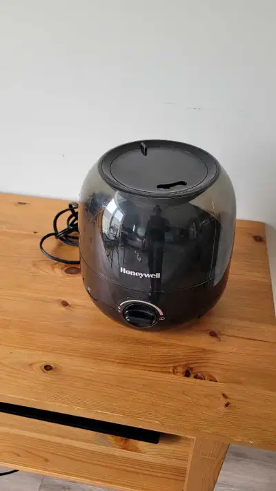 This Honeywell humidifier provides soothing moisture to your home environment. It has been used but...
