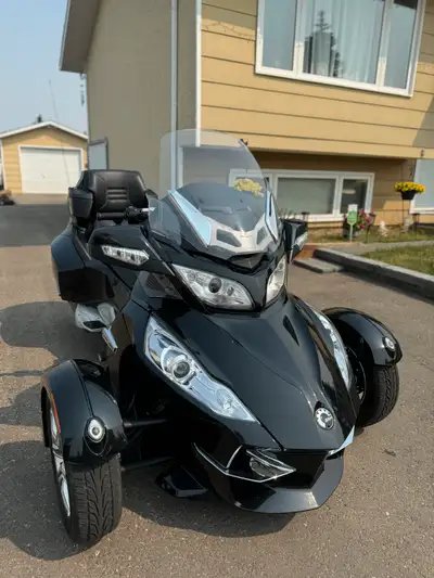 2011 Can Am Spyder RT 18512 km. 2nd owner. Stored inside heated garage. New battery 1 year ago. Lots...