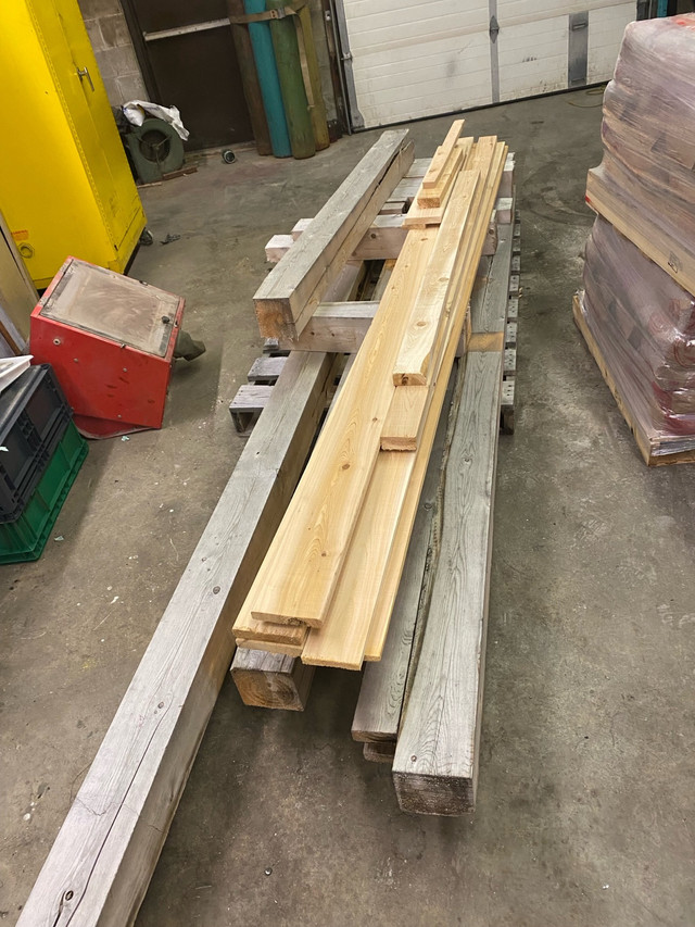 Skid of cedar lumber in Other in Oshawa / Durham Region - Image 4