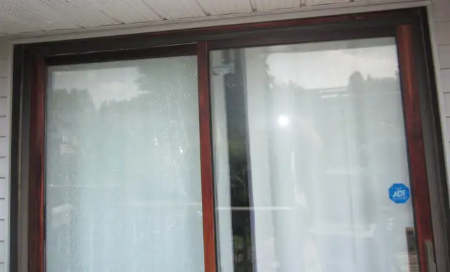Wooden sliding patio doors (2 pcs) (72-1/2" x 82-3/4") in Windows, Doors & Trim in City of Montréal - Image 4