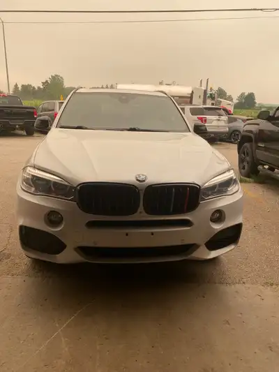 Drive home this well-maintained 2016 BMW X5 40e Plug-in Hybrid SUV featuring a sleek white exterior...