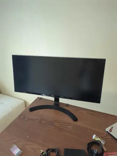 LG ultrawide monitor, 34UM88C-P 34" 60HZ 1440P 2 HDMI inputs 1 display port Headset output Pass thro...