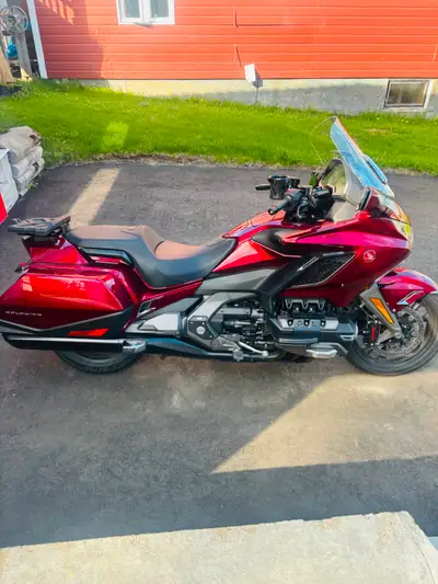Gold Wing bagger (F6B) comme neuve dossier et porte bagage SHAD . Cause de la vente maladie