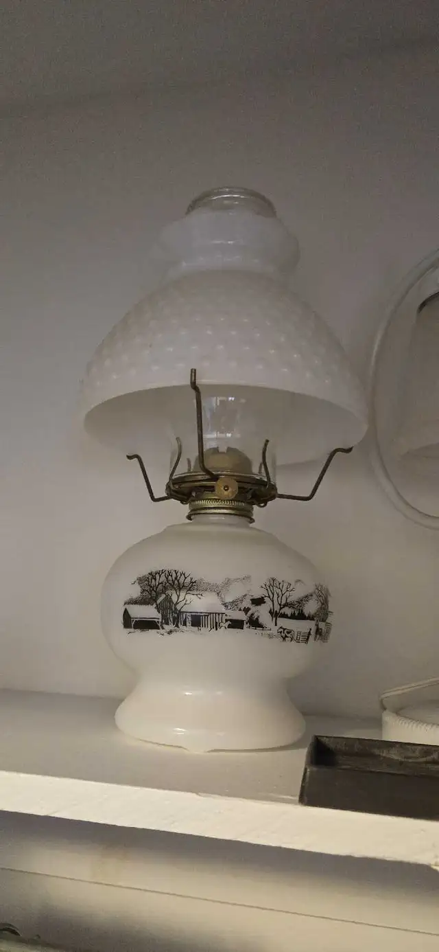 Vintage Currier and Ives Milk Glass Oil Lamp in Arts & Collectibles in Ottawa - Image 4