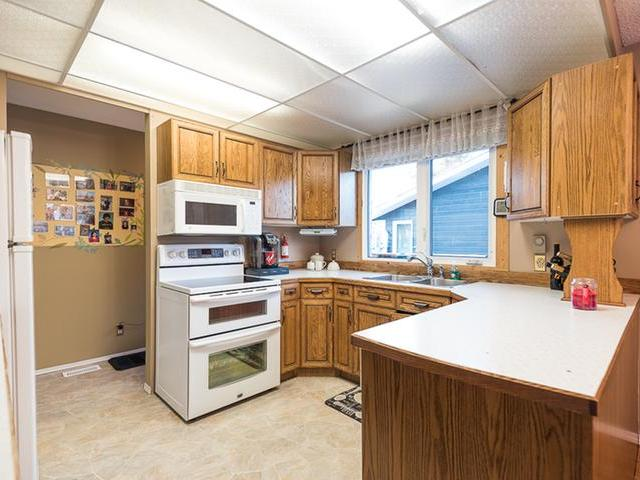 Furnished bedroom in Riverdale home (short term 5 month rental) in Room Rentals & Roommates in Whitehorse - Image 4