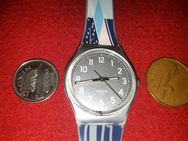 Montre Suisse Swatch bracelet silicone, (pile Renata neuf) in Jewellery & Watches in City of Montréal - Image 3