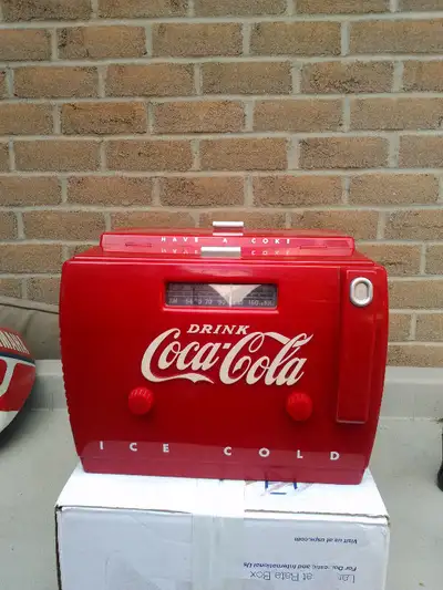 FOR SALE A COCA COLA RADIO WITH TAPE PLAYER IN GOOD CONDITION COLLECTOR UNIT. THE RADIO WORKS GREAT...