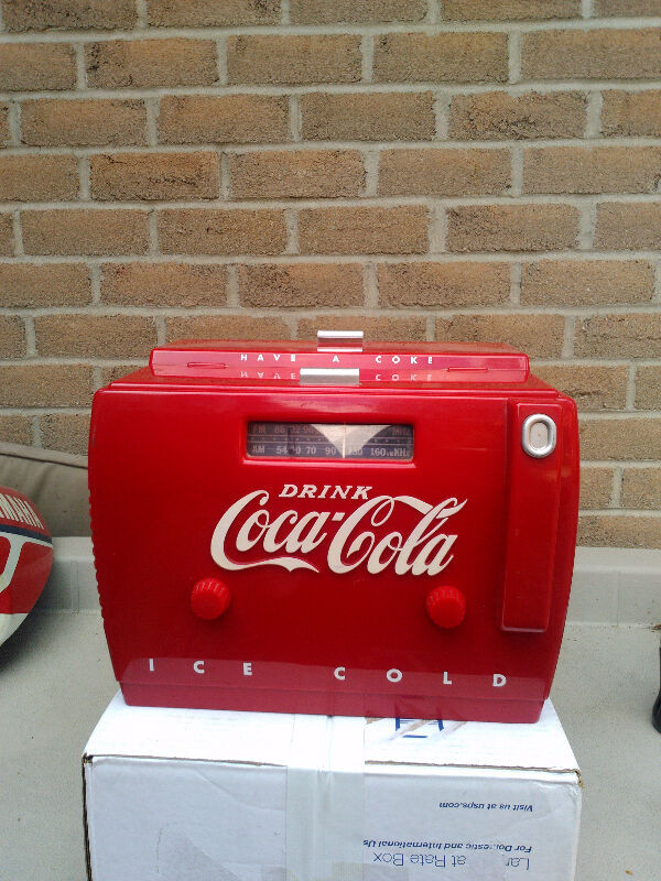 COCA COLA RADIO WITH TAPE PLAYER IN GOOD CONDITION COLLECTOR in General Electronics in Windsor Region