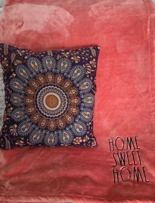 Blanket/Cushion Combo in Home Décor & Accents in Trenton - Image 2