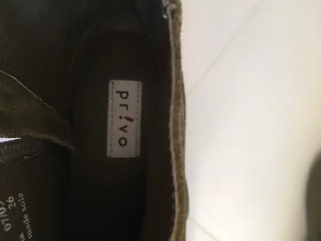 Privo Clarks Waterproof Leather Ankle Boots shoes Women size 6M in Women's - Shoes in Markham / York Region - Image 7