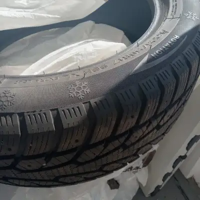 4 pneus hiver en tres bonne condition, entre 4 a 6000km 17 pouces 1 hifly, 1 uniroyaz tiger paw , 2...