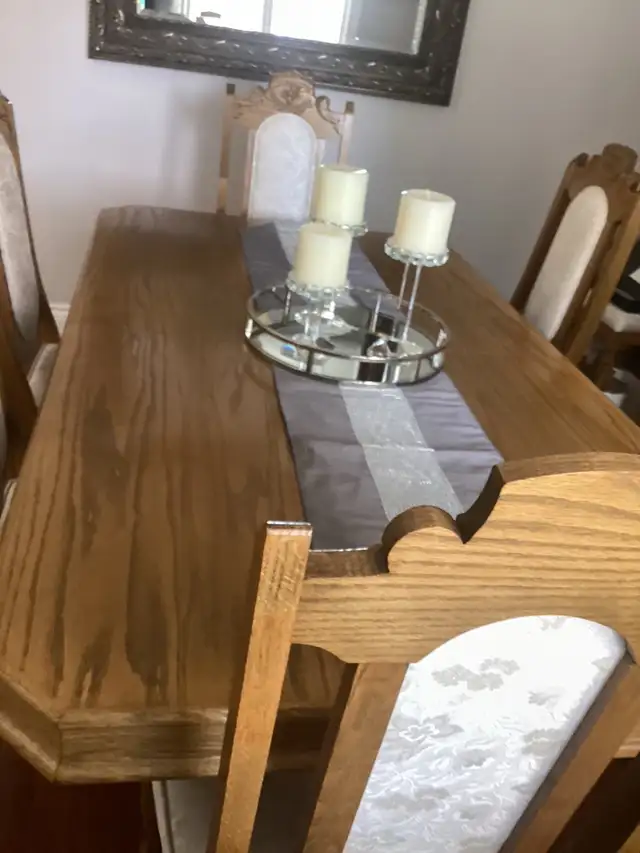 Dining Table with Six Chairs and Two Arm Chairs Great Condition in Dining Tables & Sets in Hamilton - Image 3